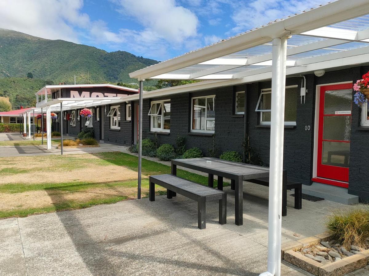 Aaa Marlin Motel Пиктън Екстериор снимка