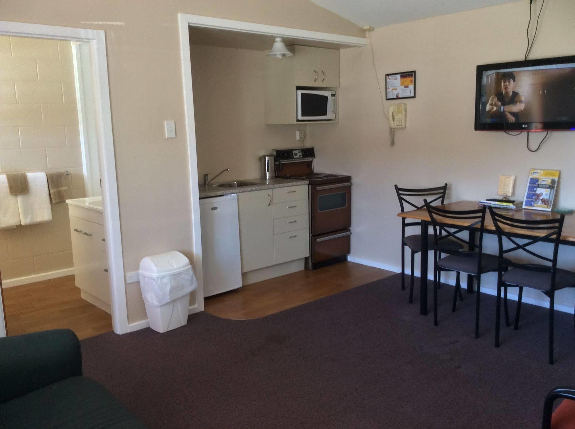 Aaa Marlin Motel Пиктън Екстериор снимка