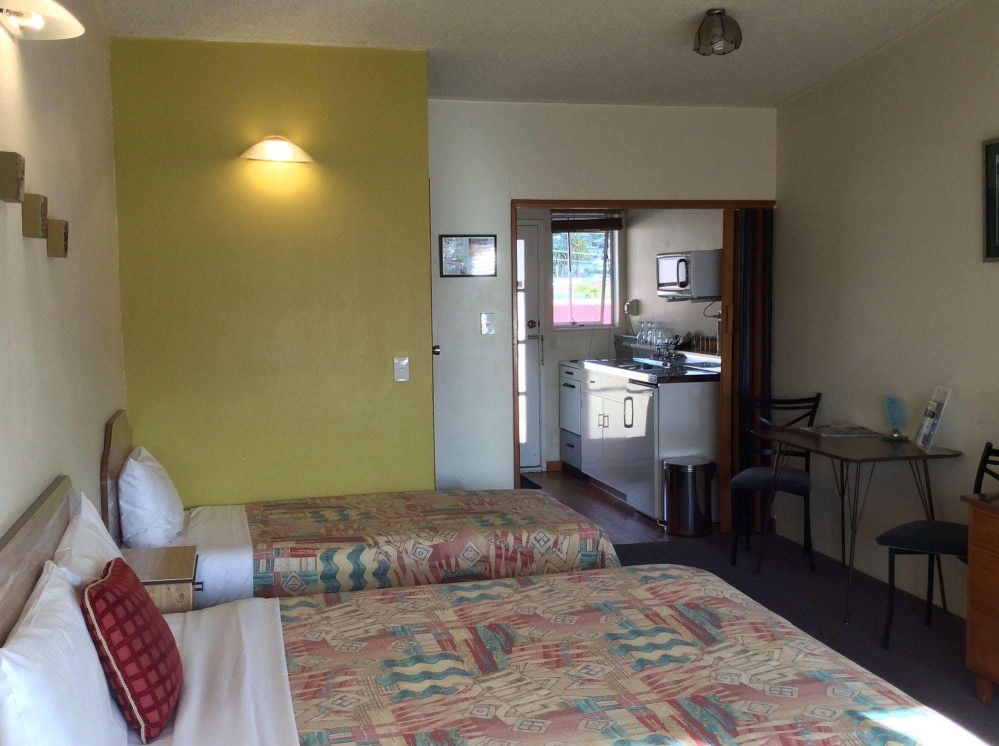Aaa Marlin Motel Пиктън Екстериор снимка
