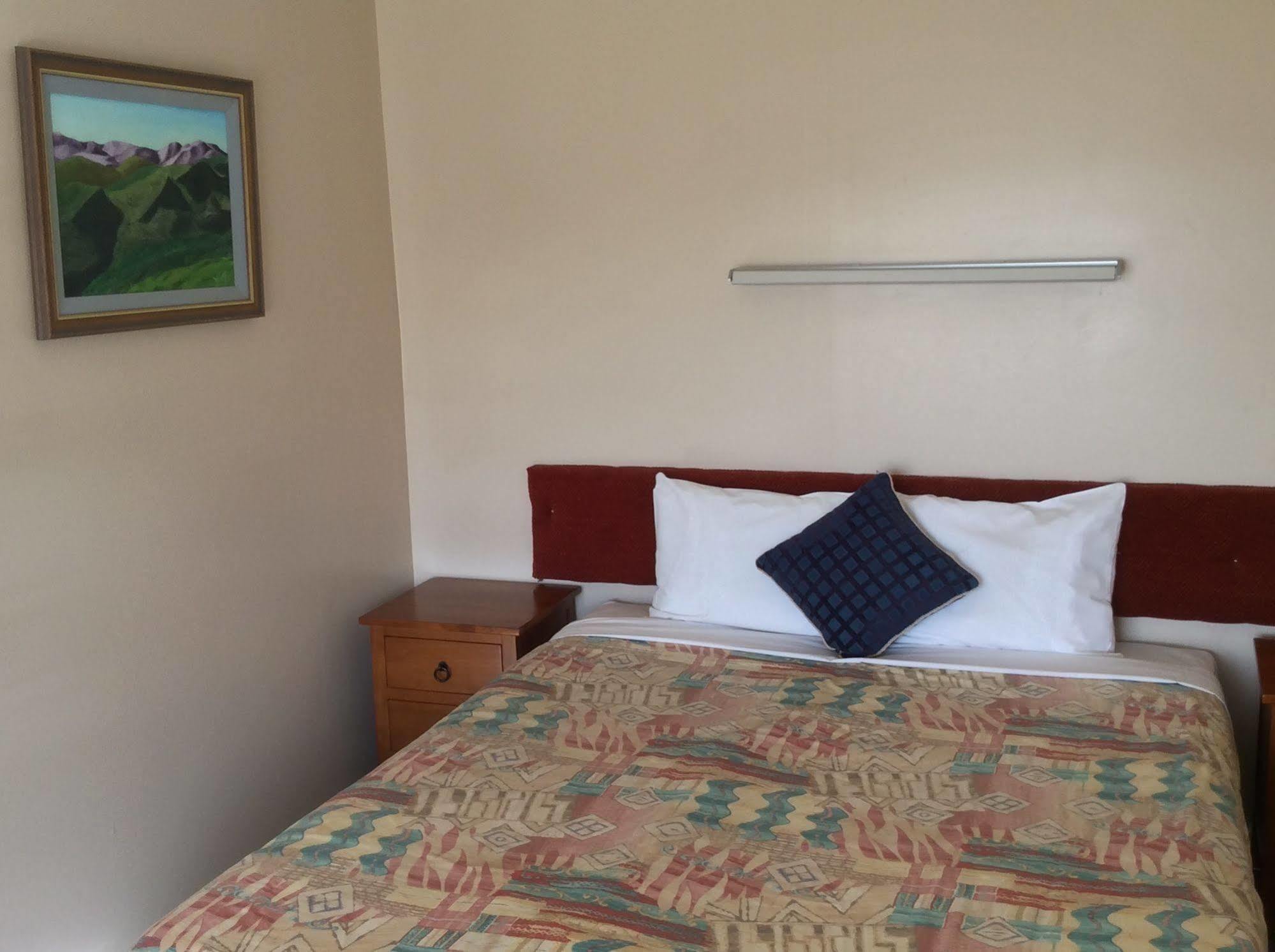 Aaa Marlin Motel Пиктън Екстериор снимка
