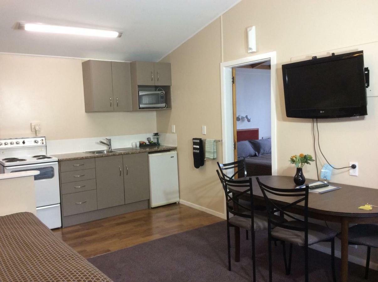 Aaa Marlin Motel Пиктън Екстериор снимка